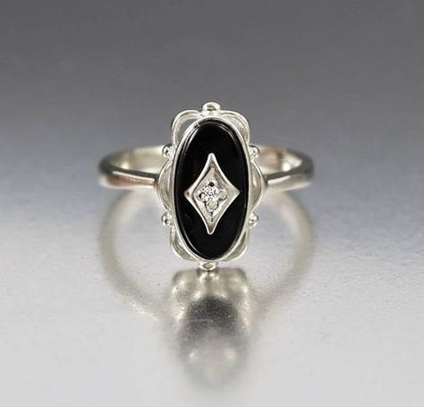 Art Deco White Gold Onyx Diamond Ring – Boylerpf Onyx Diamond Ring, Deco Rings, Affordable Rings, Antique Jewellery Online, Vintage Jewelry Antique, Diamond Fashion Rings, Antique Gold Jewelry, Art Gold, Jewelry Antique