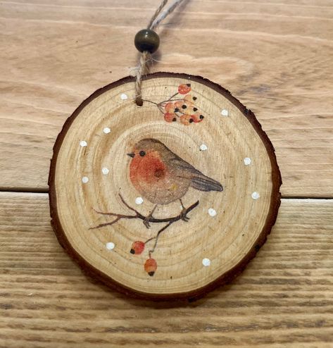 Decopage Ornaments Christmas Gift Ideas, Wood Slice Art Christmas, Wood Round Ornaments, Wood Slice Christmas, Robin Christmas, Christmas Robin, Pretty Christmas Decorations, Wood Slice Ornaments, Wood Slice Art