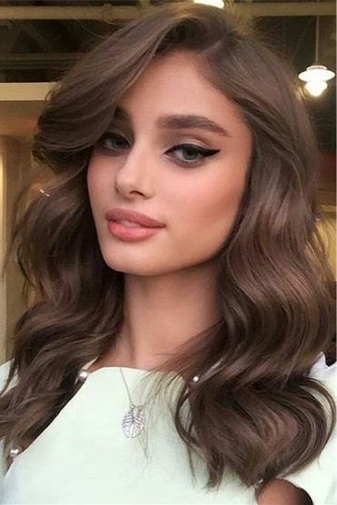 One Side Wavy Hair, Side Part Hair Down Wedding, Fancy Down Hairstyles For Medium Hair, Side Parting Wavy Hair, Hair Curl Style For Wedding, Wavy Hair With Side Part, Glam Wavy Hair, Side Wavy Hairstyles, Medium Hair Wavy Styles