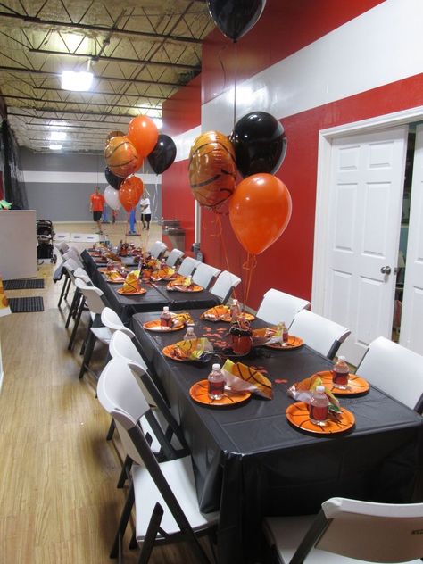 Centerpieces Balloons, Basketball Centerpieces, Basketball Treats, Basketball Themed Birthday Party, Basketball Theme Birthday, Banquet Centerpieces, Team Dinner, Basketball Theme Party, Party Cake Table