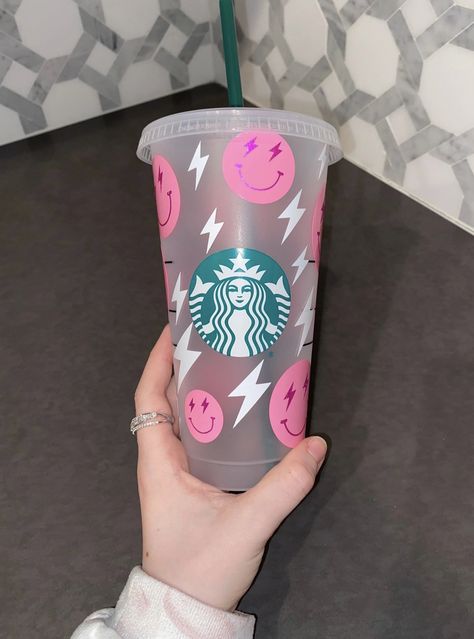 Preppy Starbucks, Vinal Ideas, Mocha Cookie Crumble, Starbucks Cup Design, Starbucks Cup Art, Preppy Accessories, Starbucks Coffee Cup, Custom Starbucks Cup, Vinyl Tumblers