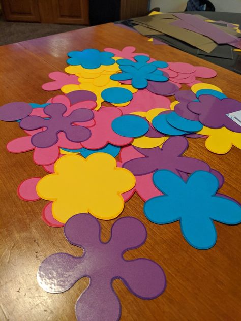 Scooby Doo Party Decorations, Scooby Doo Party, Classroom Vibes, Scooby Doo Halloween, Dance Themes, Flower Shapes, Homemade Decor, Halloween Event, Colorful Party