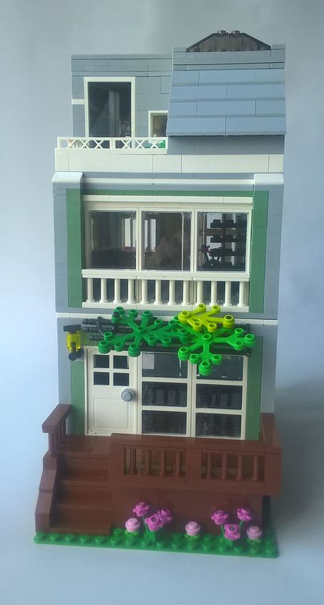 Townhouse in Sand Green | morecitybricks | Flickr Lego Mansion, Lego Design Ideas, Lego House Ideas, Lego Furniture, Lego Kits, Lego Table, Lego Diy, Rumah Minecraft, Lego Lovers