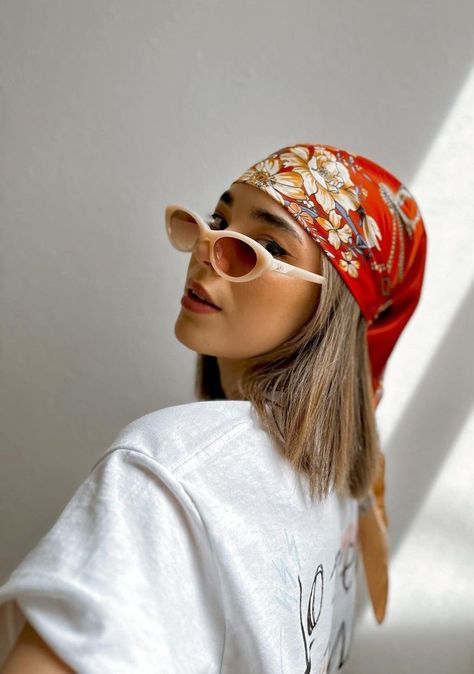 Short Hairstyle With Scarf, Photo With Hat Ideas, Cool Sunglasses For Women, Outfit Bandana, Head Scarf Outfit, Scarf Hairstyles Short, Scarf Aesthetic, How To Tie Bandana, Techno Outfit