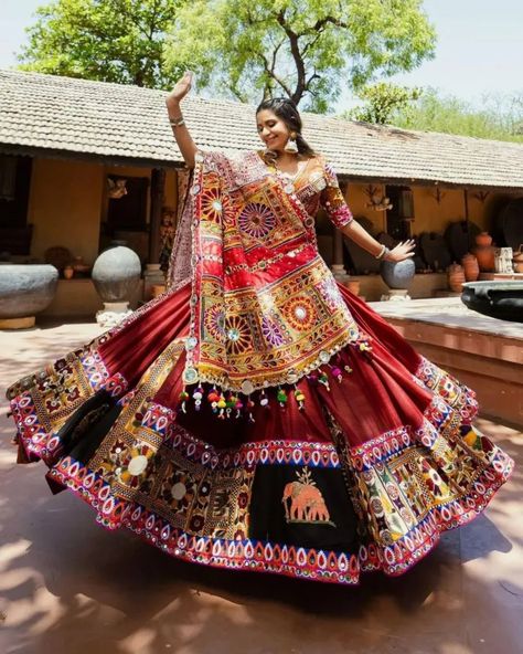 25+ Lehenga Choli Designs To Jazz Up Navratri Garba Night - ShaadiWish Lehenga Heavy, Garba Chaniya Choli, Dandiya Dress, Garba Outfit, Garba Dress, Navratri Garba, Indian Wedding Lehenga, Mirror Work Lehenga, Choli Dress