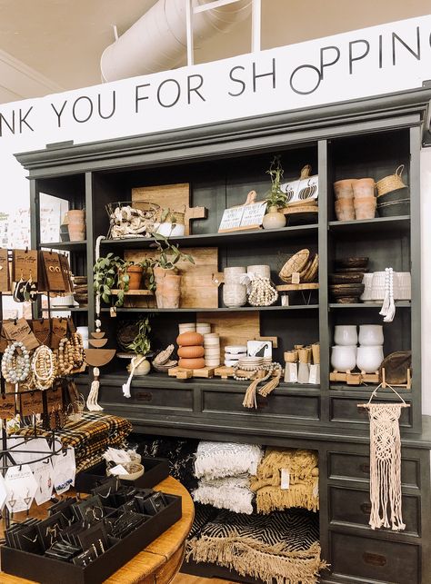 Home Goods Boutique Ideas, Modern Farmhouse Retail Store, Retail Shelf Styling, Retail Shop Display Ideas, Farmhouse Display Ideas, Home Decor Boutique Display, Home Decor Store Ideas, Fall Shop Displays, Home Decor Booth Display