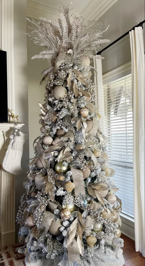 Mixed Metallic Christmas Tree, Gold And White Christmas Tree Ideas, Christmas Trees Decorated Themes, Christmas Tree Ideas Unique, Christmas Tree Ideas Farmhouse, Christmas Tree Ideas Classy, Gold Christmas Tree Theme, Rustic Glam Christmas Tree, Christmas Tree Ideas Themed