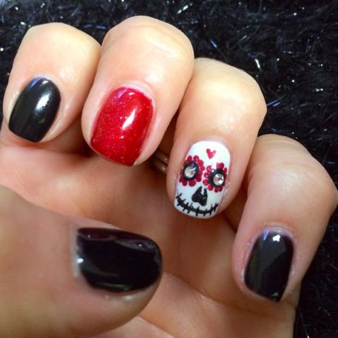 Skull On Nails, Skull Nail Designs, Sugar Skull Nails, Emoji Nails, Halloween Nails Diy, Halloween Manicure, Skull Nails, Nail Effects, Glow Nails