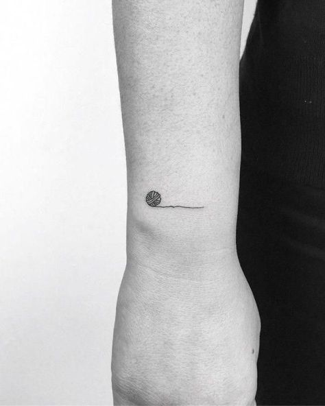 Moderne, charmante kleine Tattoos bringen Ihren Charakter zur Geltung Yarn Tattoo, Tattoo Knee, Sewing Tattoos, Knitting Tattoo, Crochet Tattoo, Cream Tattoo, Petit Tattoo, Minimal Tattoo Design, Tatuaje A Color