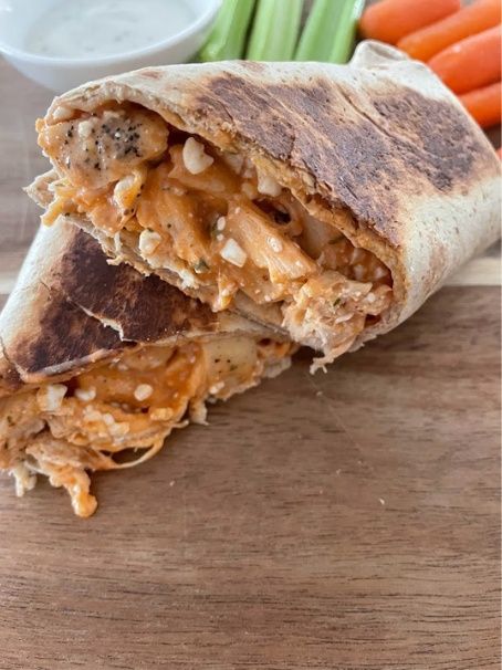 Buffalo Chicken Wraps Healthy, Macro Dinner, Buffalo Chicken Wrap Recipe, Chicken Wraps Healthy, Buffalo Chicken Wrap, Buffalo Chicken Sauce, Cottage Cheese Breakfast Bowl, High Protein Recipe, Wraps Recipes Healthy