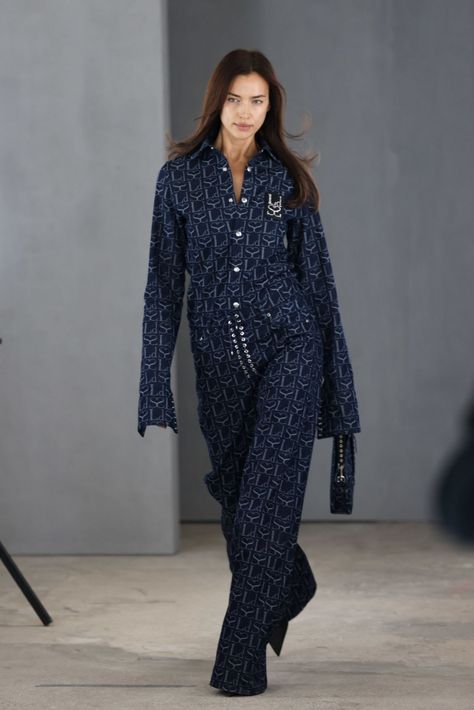 Irina Shayk Runway, Irina Shake, My Celebrity Look Alike, Irina Shyak, Feminine Icons, Supermodel Fashion, Ludovic De Saint Sernin, Celebrity Look Alike, Silk Suit