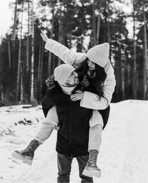 Snow Photography Couples, Snowy Couple Pictures, Couple Winter Photoshoot, Winter Couple Pictures, Couple Photography Winter, Country Couple Pictures, Snow Photoshoot, Winter Couple, Instagram Couples