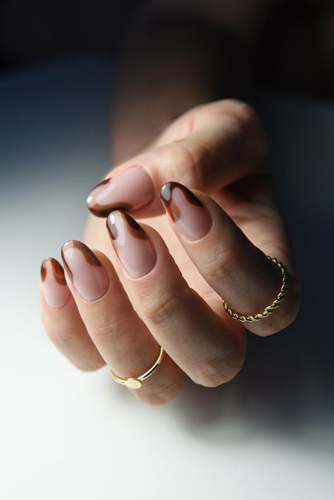 Ces ongles sont fabriqués avec un gel de construction/une base de construction, ils sont donc plus solides et un peu plus épais qu'un ongle fait avec une base ordinaire. Si vous avez des doutes, n'hésitez pas à demander ! Toutes les photos sont prises par moi-même et montrent un produit réel. Sur la photo : ovale naturel moyen PERSONNALISÉ - Fabriqué sur commande. Ongles réutilisables. Lot de 10 clous. Peint à la main. Semble naturel. Meilleure qualité. 1. Choisissez FORME FORMES : Stylet Ovale Square Brown Nails, Caramel Nails, Trending Nail Art, Olive Nails, Nail Care Diy, Quartz Nails, Quartz Nail, Nail Art Techniques, October Nails