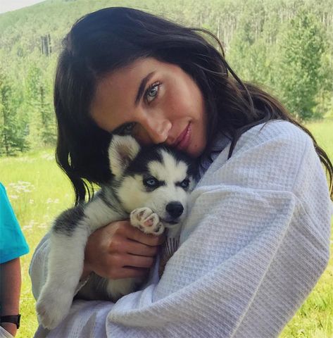 Husky Puppies, Photos With Dog, Poses Women, Sara Sampaio, Husky Puppy, Husky Dogs, Baby Dogs, On Set, Dog Pictures