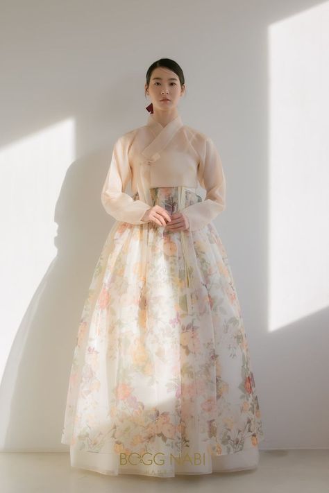 Hanbok Wedding Dress, Hanbok Wedding, Lukisan Fesyen, Korean Wedding Dress, Traditional Asian Dress, Korean Traditional Clothing, Korean Traditional Dress, Modern Hanbok, Pretty Prom Dresses