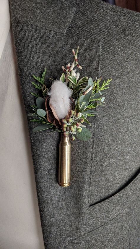 Simple Rustic Boutonniere, Boutonniere For Men, Boutinere Ideas Groomsmen Rustic, Grooms Boutonniere Rustic, Boutineer Ideas Western, Cool Boutineer Ideas, Country Wedding Boutonniere, Bootinterieur Wedding Rustic, Western Bouteniers