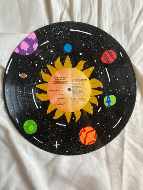 What To Paint On Vinyl Records, Simple Record Painting Ideas, Painting A Record, Painted Vinyl Records Aesthetic, Record Painting Ideas Aesthetic, Painting On Records Vinyls, Vinyl Painting Ideas, Record Painting Ideas Easy, Lp Painting