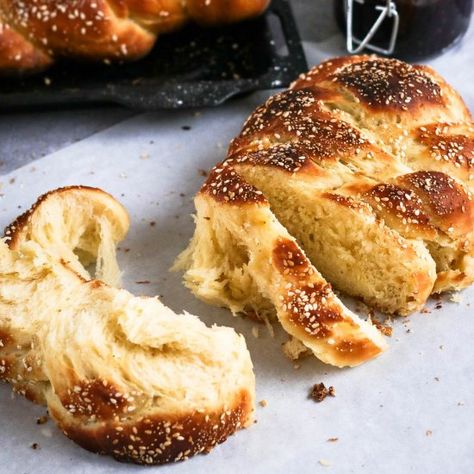 Make this pillowy soft Challah bread! It tastes amazing with any jam and it is mind blowing when made into french toast Easy Challah, Challah Recipe, Savory Bread Recipe, Bread Easy, Savory Bread, Challah Bread, Bread Serving, Types Of Bread, Egg Yolks