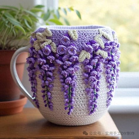 "Knitted Works" Wisteria flower cup covers, baskets, tissue boxes, bottles and jars, etc. - Today's Toutiao Crochet Mini Tissue Holder, Crochet Wisteria Flower Pattern, Wisteria Crochet, Crochet Notes, Crochet Wisteria, Crochet Flower Basket, Crochet Tissue Box Cover, Knitting Things, Wisteria Flower