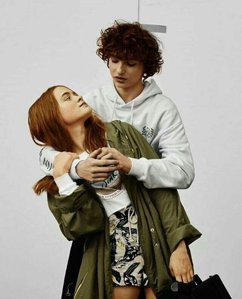 Finn Wolfhard and Sadie Sink (FADİE?) Finn Wolfhard And Sadie Sink, Film Netflix, Stranger Things Max, Finn Stranger Things, Stranger Things Poster, Stranger Things Kids, Stranger Things 3, Stranger Things Actors, Stranger Things Tv