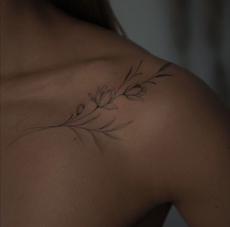 Back Of Arm Women’s Tattoo, Upper Shoulder Flower Tattoo, Wrap Shoulder Tattoo, Belly Flower Tattoo, Fine Line Tattoo Collar Bone, Shoulder Tattoos Flowers, Delicate Shoulder Tattoos For Women, Flower Script Tattoo, Flower Tattoo Collar Bone