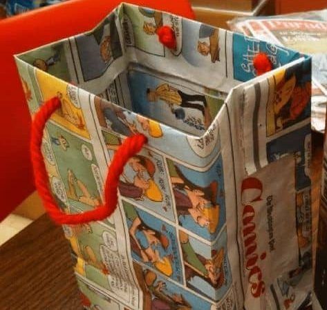 how to make a gift bag from newspaper    #upcycledgiftbags #makeyourowngiftbag #giftbagfromnewspaper #howtomakeagiftboxfromnewspaper #howtomakeagiftbag #diygiftbag #makeagiftbag #reusenewspaper Make A Gift Bag, How To Make A Gift Bag, Newspaper Bags, Newspaper Gift, Diy Newspaper, Recycle Newspaper, Origami Techniques, Paper Bag Design, Fox Crafts