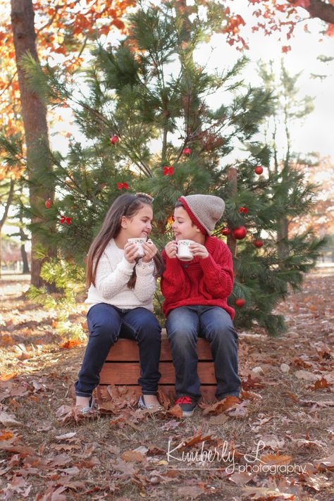 Christmas Card Siblings, Christmas Picture Poses For Kids, Christmas Photos With Backdrop, Easy Christmas Photoshoot Ideas Outside, Older Kids Christmas Pictures, Christmas Card Photo Ideas Siblings, Hot Cocoa Christmas Pictures, Sibling Holiday Photo Ideas, Hot Chocolate Christmas Pictures