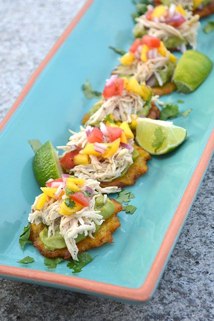 Pulled Chicken Tostones Bites_02 Chicken Tostones, Fiesta Recipes, Mini Hamburgers, Plantain Recipes, Boricua Recipes, Colombian Food, Amazing Appetizers, Pulled Chicken, Hispanic Food