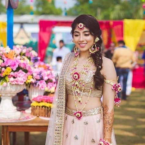 Real Brides Reveal - Where Did They Get Their Floral Jewellery From! | WedMeGood Satlada Haar, Fresh Flower Jewelry, Wedding Flower Jewelry, Flower Garland Wedding, Mehendi Outfits, Bridal Mehendi Designs Hands, Mehndi Ceremony, Bridal Mehendi Designs, Real Flower Jewelry