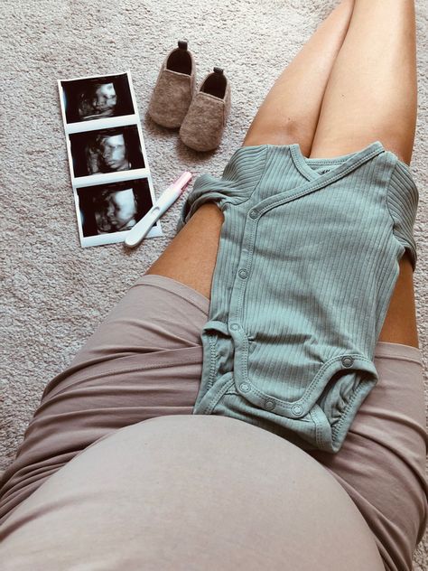 Pragnent Photography Ideas, Single Maternity Photography, Pregnancy Selfie, Vom Avea Un Copil, Cute Pregnancy Photos, Studio Maternity Photos, Baby Bump Pictures, Pregnancy Belly Photos, Cute Pregnancy Pictures