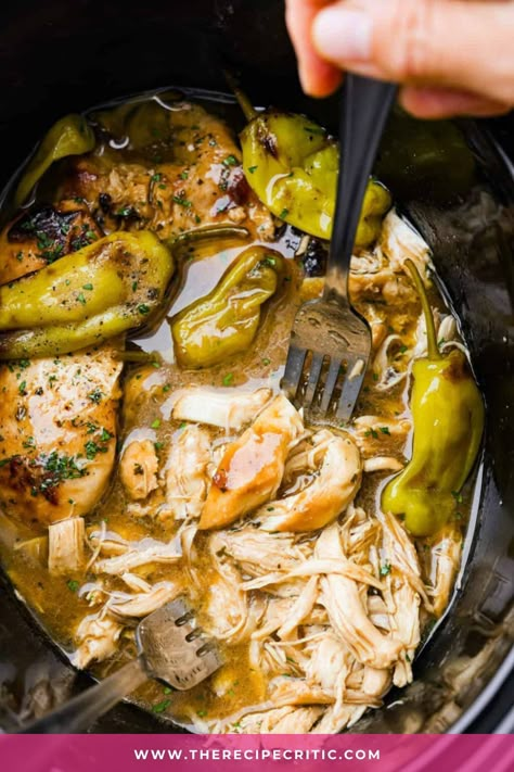 You’ve got zesty pepperoncini peppers, ranch seasoning, au jus mix, and butter that slow cooks with it for some seriously amazing flavor. Low Carb Meatless Meals, Crockpot Mississippi Chicken, Chicken In Sauce, Crockpot Gluten Free, Field Meals, Crockpot Meat, Mississippi Chicken, Ketogenic Recipes Dinner, Cooking With Wine