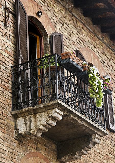 Tuscan balcony, Italy Note:  in US, can use stucco'd foam over framed lumber to replicate the stone corbels. Tuscan Balcony, Style Toscan, Second Floor Balcony, Balcony Railings, Beton Design, Iron Balcony, Tuscan Design, Under The Tuscan Sun, Mediterranean Home Decor