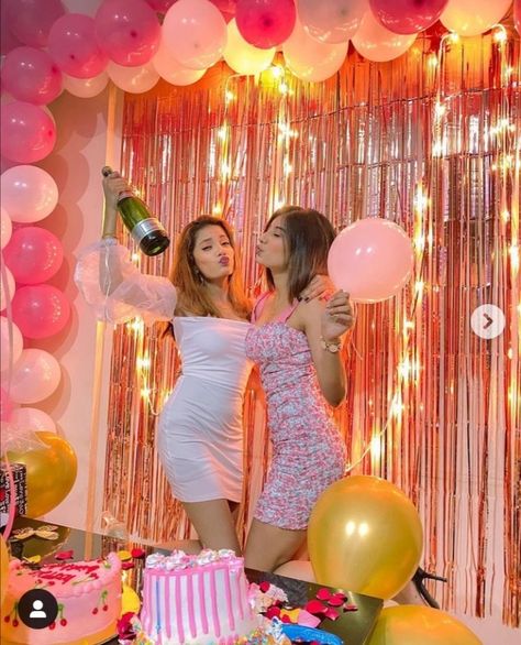 Bride To Be Photoshoot With Friends, Birthday Poses With Friends, Somya Daundkar, Latest Bridal Makeup, Birthday Dpz, Bride To Be Decorations, Bachelorette Party Photo, Surprise Birthday Decorations, Birthday Balloons Pictures