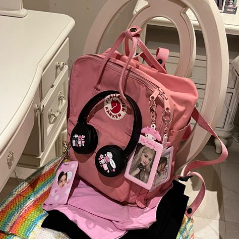 Mochila Kpop, Mochila Fjallraven Kanken, Mochila Kanken, Stylish School Bags, School Bag Essentials, Aesthetic Backpack, Inside My Bag, Aesthetic Bags, Purse Essentials