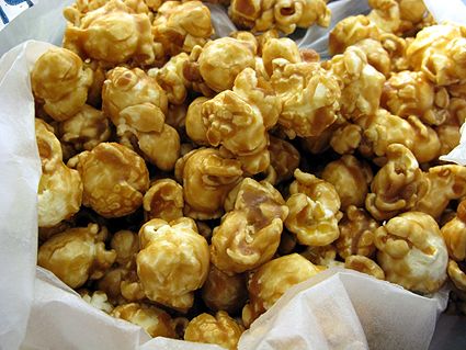 Carmel Corn Recipe Easy, Homemade Carmel Corn, Carmel Corn Recipe, Everyday Cheapskate, Microwave Caramel Corn, Kettle Corn Recipe, Caramel Corn Recipe, Homemade Caramel Corn, Caramel Corn Recipes