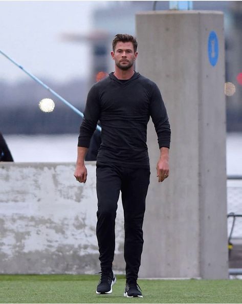 Chris Hemsworth Outfit, Hemsworth Brothers, Beard Styles Short, Sweats Outfit, Chris Hemsworth Thor, Australian Actors, Sweatpants Outfit, Lean Muscle, Beard Styles