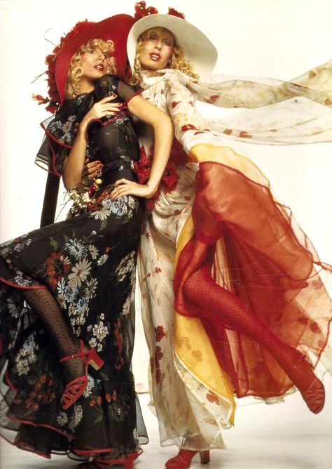 1971 -Valentino Haute Couture Isa Stoppi and Janette Christensen by Chris Von Wangenheim. 70s Haute Couture, Dress 70s, 70s Couture, Vintage Designer Dress, 60s Inspired Fashion Runway, 1960s Inspired Fashion Runway, Valentino Vintage, 70s High Fashion Editorial, 1970 Vogue