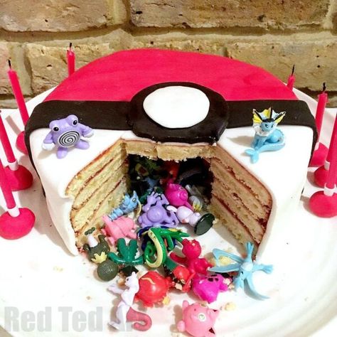 DIY Pokemon Pokeball Cake Diy Pokemon Cake, Pokeball Pinata, Diy Pokeball, Pokeball Cake, Pokemon Balloons, Creative Cake Ideas, Pokemon Invitations, Diy Pokemon, Pokemon Room