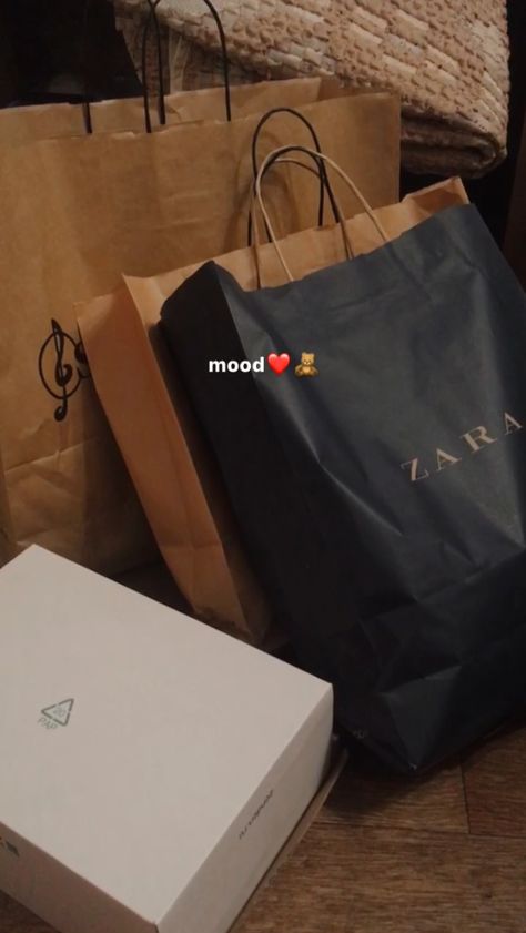 Eid Shopping Snapchat, Shopping Bags Snapchat Story, Shopping Snap Story, Bf Bday, Eid Shopping, Branded Shopping Bags, Best Island Vacation, Shopping Pictures, Attitude Quotes For Girls