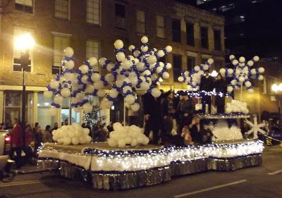 Kids Parade Floats, Parade Float Ideas, Softball Christmas, Christmas Parade Floats, Homecoming Floats, Holiday Parades, Wreath Candy, Candy Land Christmas Decorations Outdoor, Candy Land Christmas Decorations Diy