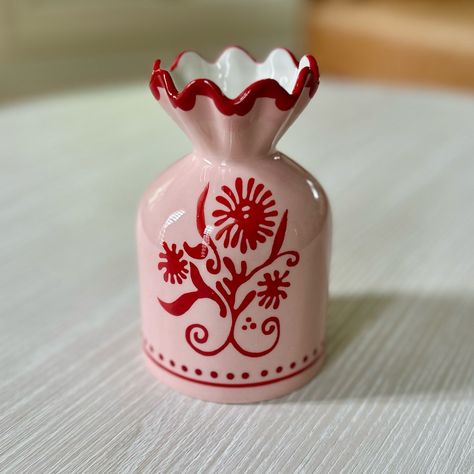 Delight In The Playful Allure Of This Hand Painted Vase, Decorated With Whimsical Florals. Designed Exclusively For Anthropologie By Vasselle. Stoneware. Wipe Clean With Soft A Soft Cloth. 5.5”H X 3.5” Diameter. Pink/Coral. Brand New In Box As Shown. Pottery Vase Glazing, Anthropologie Ceramics Pottery, Aesthetic Vases Design, Cool Flower Vases, Cat Vase Ceramics, Paint Your Own Pottery Vase, Unique Ceramic Vase, Color Me Mine Vase, Ceramics Vase Ideas