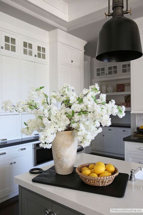 Spring Island Decor, Styling Kitchen Island, Stage Arrangements, Aesthetics Kitchen, Stage Kitchen, Bar Flowers, Island Centerpiece, Springtime Decor, Kitchen Tray Decor