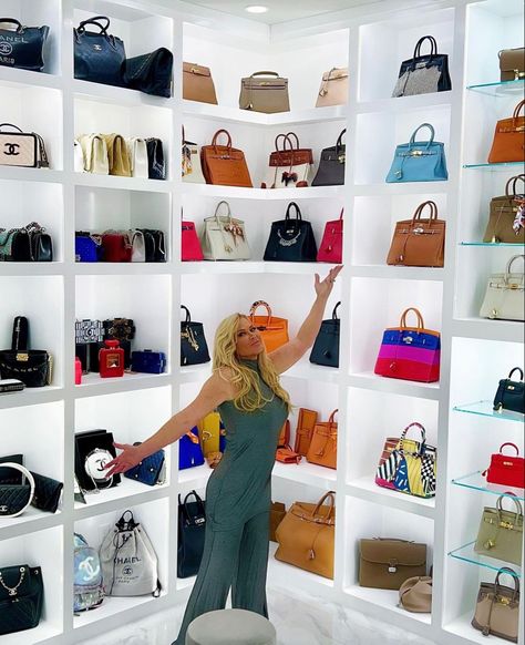 Handbag Display Closet, Handbag Display Ideas, Bag Shelves, Bags Rack, Luxury Boutique Interior, Bag Store Display, Purse Display, Shoe Store Design, Handbag Display