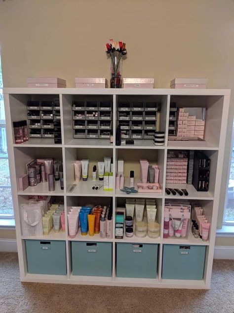 Inventario mk Mary Kay Inventory Storage Ideas, Cute Pink Office Decor, Mary Kay Product Organization, Marykay Office Ideas, Mary Kay Organization Ideas, Mary Kay Home Office Ideas, Mary Kay Storage Ideas, Skin Care Display Ideas, Mary Kay Office Ideas