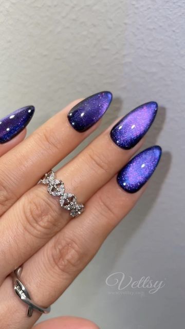 Vettsy on Instagram: "🙌Blue & purple 2 in 1 Cat Eye Pigment, which effect do you like the best? Cat eye or chameleon chrome effect?😜 ✨2 in 1 Cat Eye Pigment-Dark Blue 👉 Shop the same nail supplies via link or visit vettsy.com Follow @vettsystore & @vettsynails for more nail inspiration 🧚‍♀️ 👭Tag friends who would like this👭 #vettsynails #vettsycateye #cateyegel #cateyegelpolish #cateyegelnails #magneticgelpolish #glitternails #glitternail #auroranail #auroranails #colorswatch #colorswatche Halo Nails, Cat Nail Designs, Purple Chrome Nails, Purple Glitter Nails, Blue Gel Nails, Cat Eye Nails Polish, Eye Nail Art, Cat Eye Gel Polish, Chrome Effect