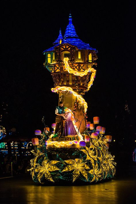 Best Main Street Electrical Parade Viewing Spots & Photography Tips White Fudge, Cookie Dip, Cranberry Fudge, Main Street Electrical Parade, Chocolate Cranberry, Disney Tokyo, Gooey Butter, Disney Parade, Light Tree