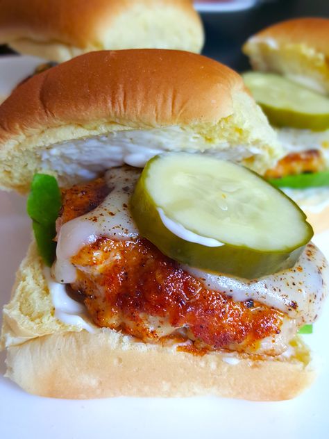 Nashville Hot Sliders, Nashville Chicken Sliders, Nashville Chicken Sandwich Recipe, Nashville Hot Sauce Recipe, Grilled Sliders, Nashville Hot Chicken Sliders, Grilled Chicken Sliders, Hot Chicken Sliders, Hot Chicken Recipe