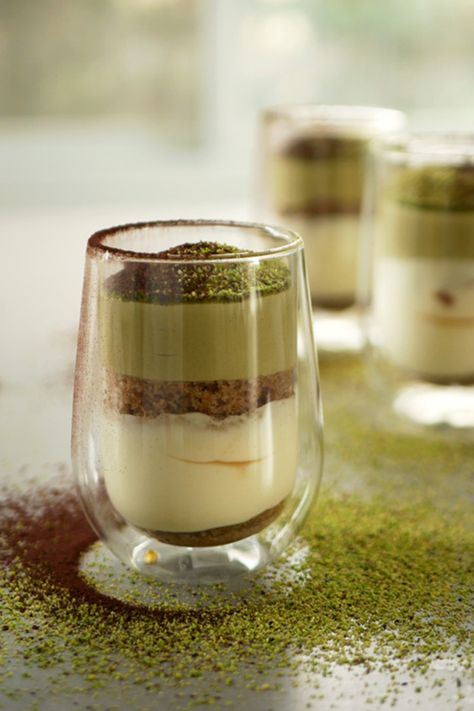 Pistachio Tiramisu Recipe, Pistachio Tiramisu, Tiramisu Cups, Praline Cake, Pistachio Dessert, Desserts In A Glass, Pistachio Cream, Pistachio Cake, Individual Desserts