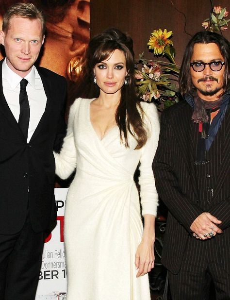 Paul Bettany, Angelina Jolie and Johnny Depp at The Tourist Premiere Celebrities Wedding, Johnny Depp Fans, Johnny Depp Movies, Johnny Depp Pictures, Life In Pictures, Paul Bettany, The Tourist, Celebrity Portraits, Angelina Jolie