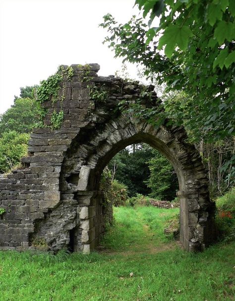 Beautiful Ruins, Bg Design, Wellness Clinic, Ancient Architecture, Ancient Ruins, Abandoned Buildings, Medieval Fantasy, Pretty Places, Fantasy Landscape